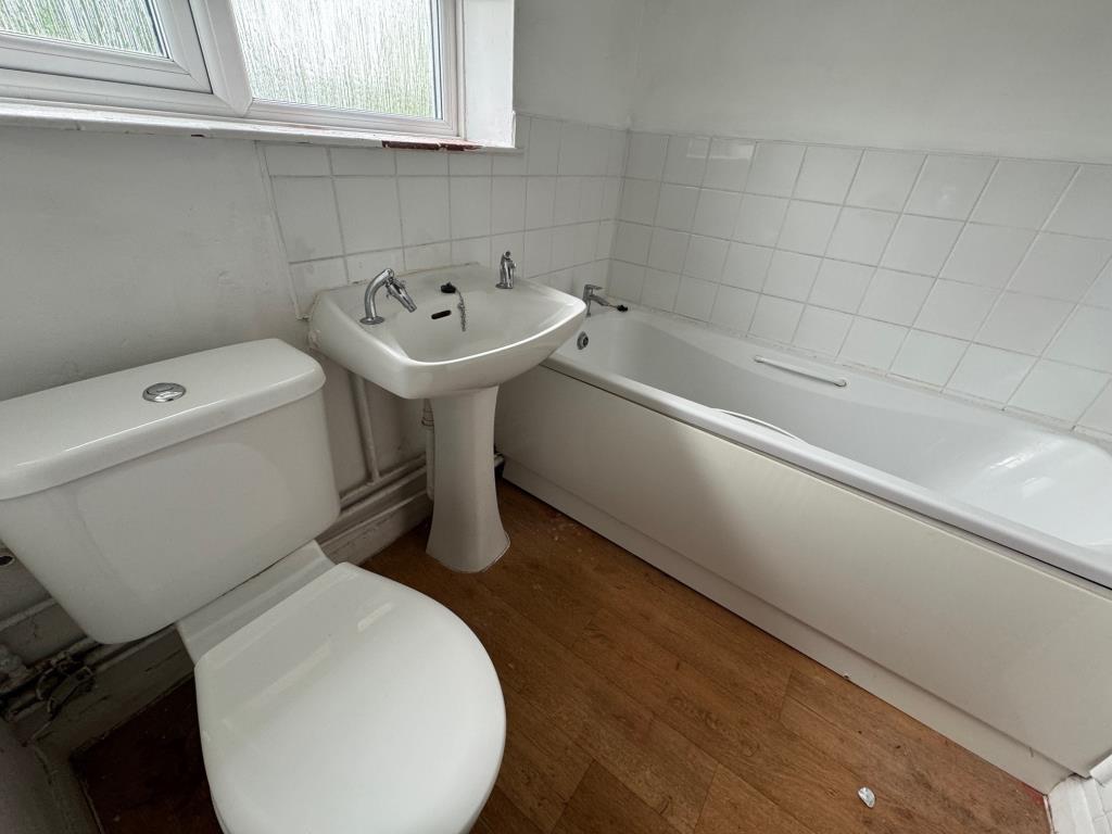 Lot: 50 - FIVE-BEDROOM SEMI-DETACHED HOUSE FOR IMPROVEMENT - Bathroom